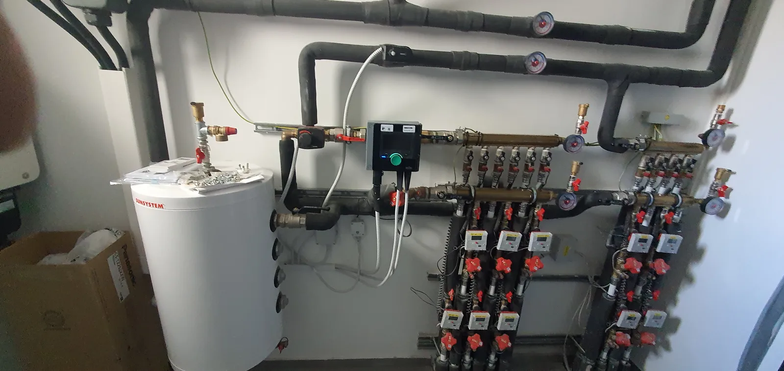 Heating distribution manifold and pipework in the Ob Suhi 19 technical room