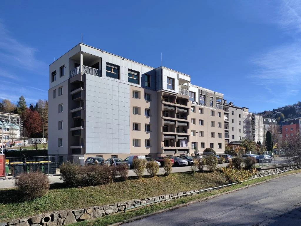 The renovated Ob Suhi 19 apartment building in Ravne na Koroškem