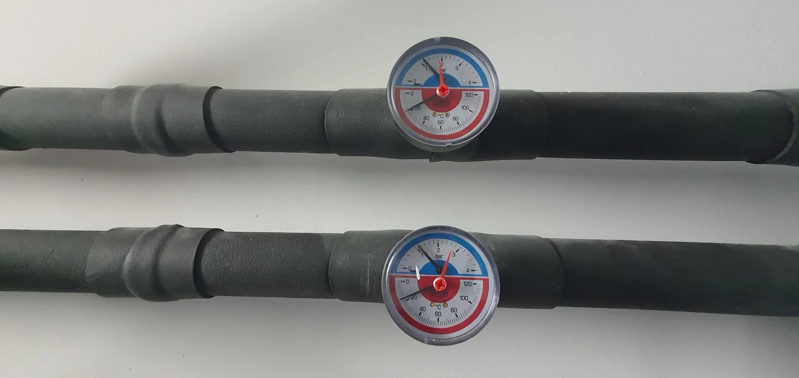 Two measuring instruments on insulated pipes in the Ob Suhi 19 building