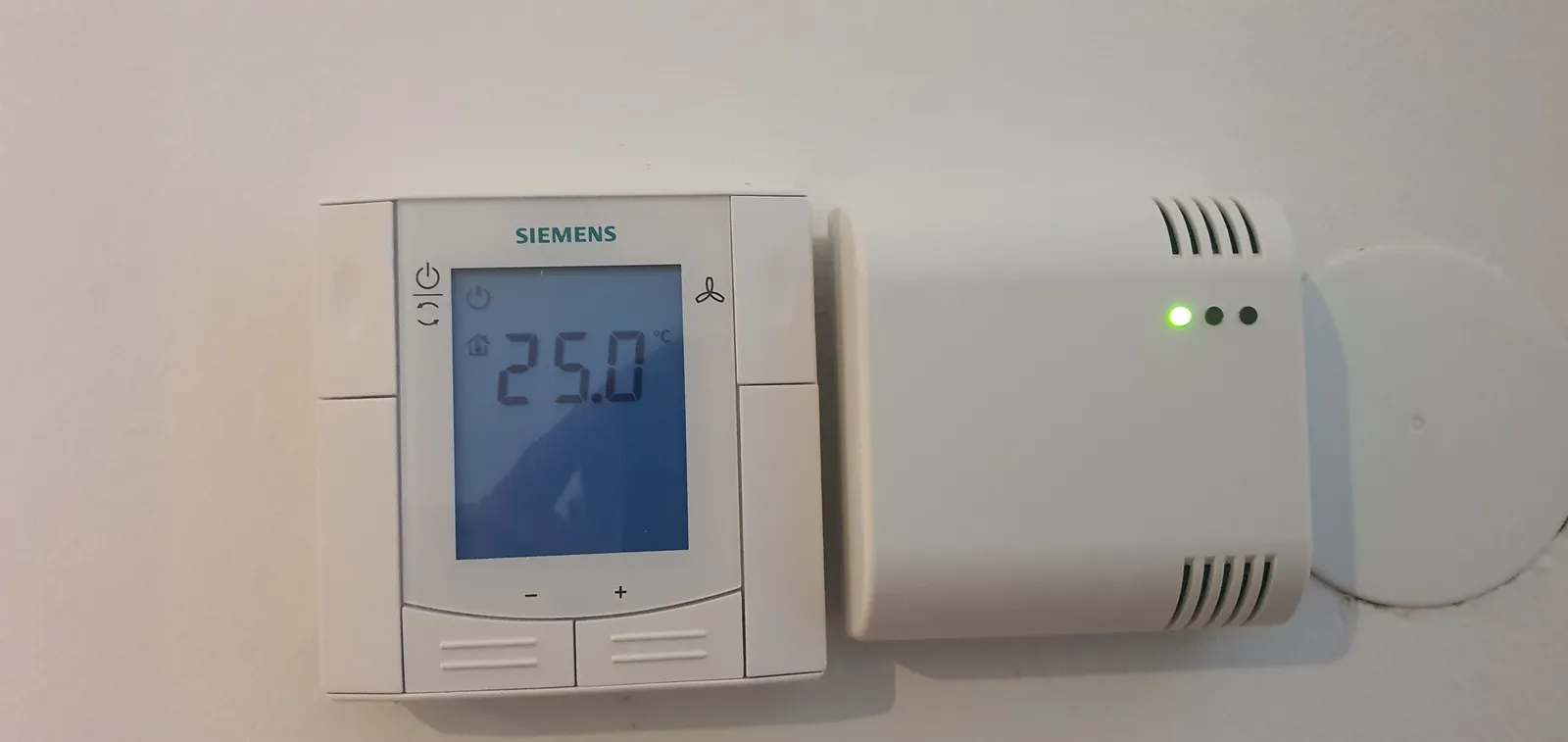 Wall-mounted Siemens room thermostat at Ob Suhi 19