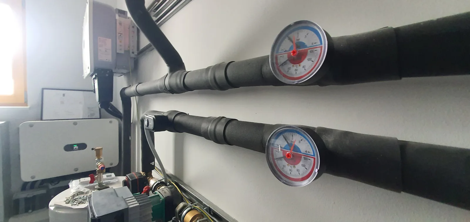 Pipework and thermometers in the Ob Suhi 19 technical room